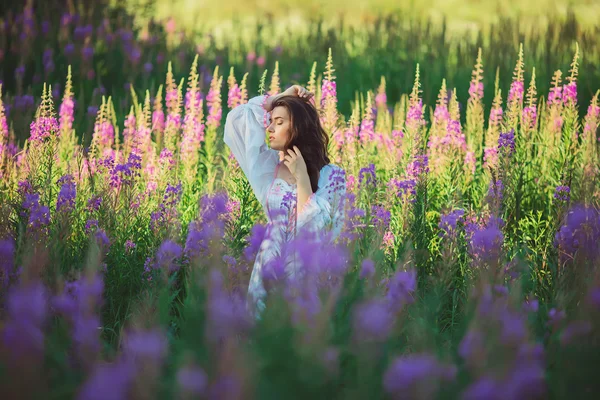 Vacker ung flicka i ett fält — Stockfoto