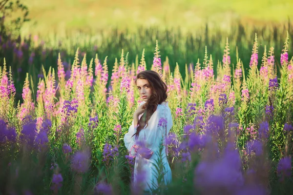 Hermosa chica en un jardín florecido — Foto de Stock