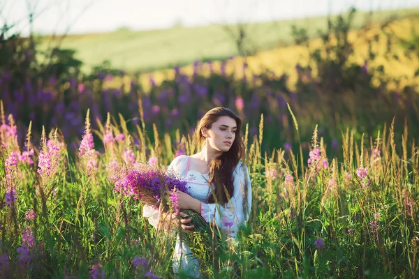 Beautiful girl on the lavender field.Beautiful brunette woman in — Stock Photo, Image