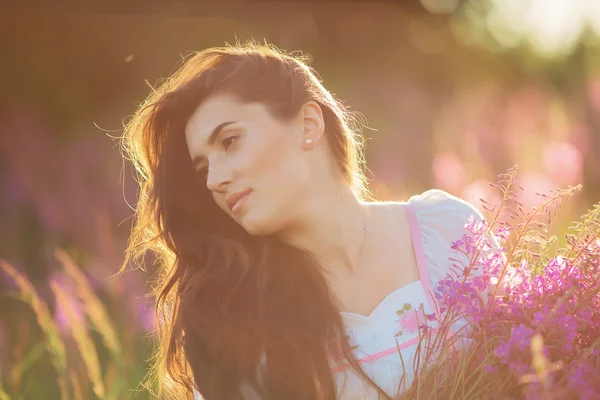 Menina feliz sorrindo, de mãos dadas em lavanda. Foco suave , — Fotografia de Stock