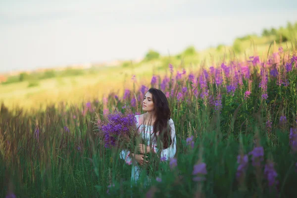 She looks beautiful view, beautiful long hair in field of lavend — Stock Photo, Image