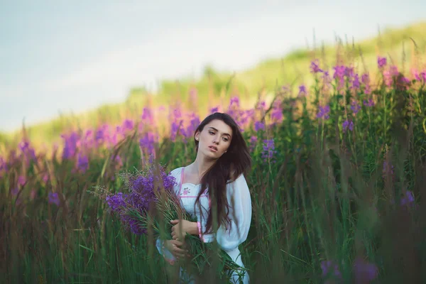 Sembra bella vista, bei capelli lunghi in campo di lavanda — Foto Stock