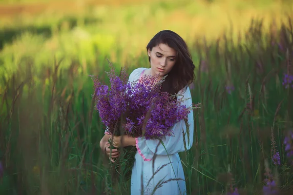 Niña en un vestido blanco largo, de pie en un campo de lavanda, lav — Foto de Stock