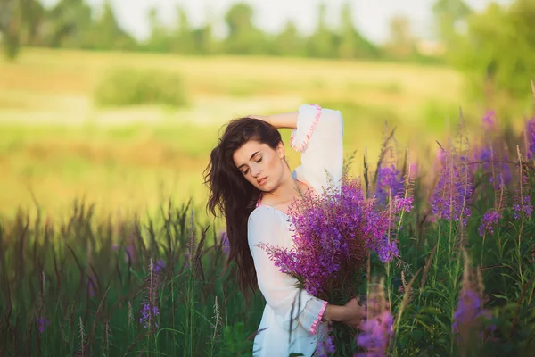 Fille aux yeux fermés, debout dans un champ pose — Photo