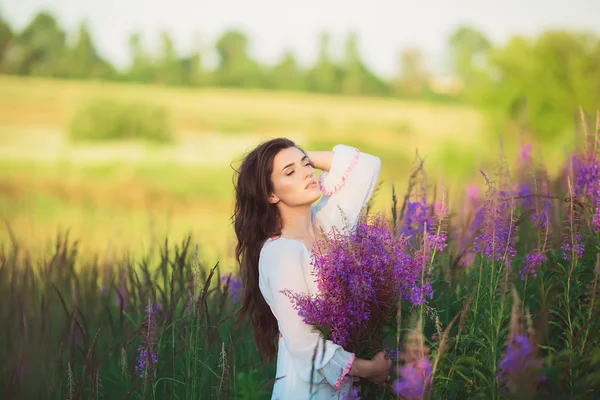 Girl with closed eyes, standing in profile — Stock Photo, Image