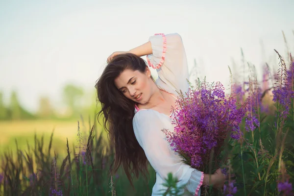 Chica feliz en el campo, posando, hermoso pelo largo y castaño —  Fotos de Stock