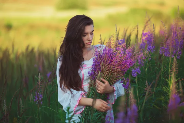 Bella ragazza in piedi in un campo, lunghi capelli belli, chiuso — Foto Stock