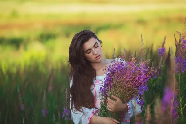 Menina bonita de pé em um campo, longo cabelo bonito, fechado — Fotografia de Stock