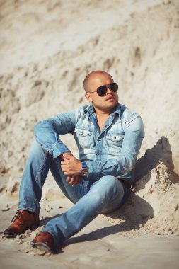 gözlük kuma oturan adam