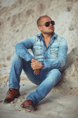 kum kot pantolon giysili yatan yetişkin adam Adası Yunanistan