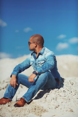 adam sahilde rahatlatıcı