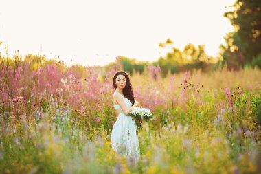 gün batımında kız