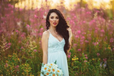 gün batımında kız