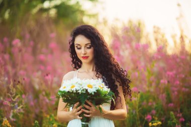 Lavanta tarlasında güzel bir kız