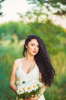 Beyaz elbise buket elinde güzel kız