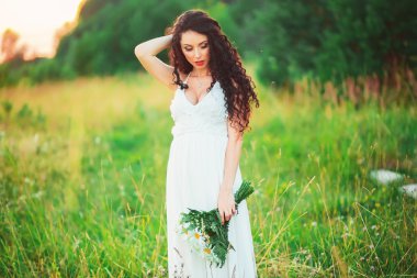 bir alanda güzel genç anne elinde bir buket ile olan lo