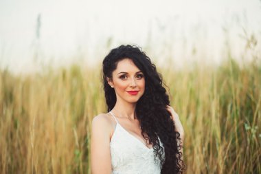 Tarlada güzel genç bir kadın  