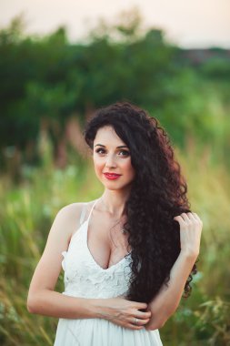 Bahar alanındaki mutlu bir kadın. Genç kız açık havada rahatlayın. Özgürlük 