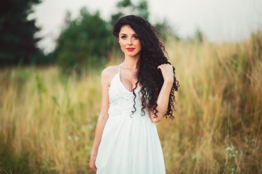 uzun güzel saçlı güzel genç kadın