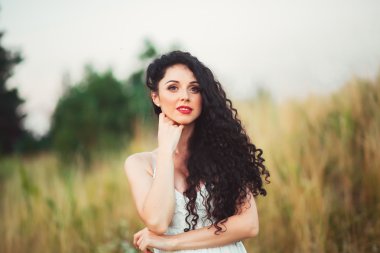 uzun güzel saçlı güzel genç kadın