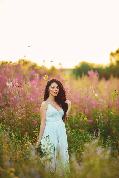 Menina ao pôr do sol — Fotografia de Stock