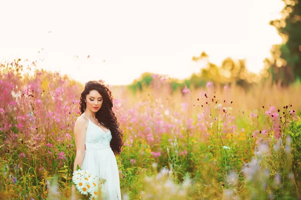 Vacker flicka möhippa med blommor — Stockfoto