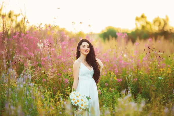 Menina ao pôr do sol — Fotografia de Stock