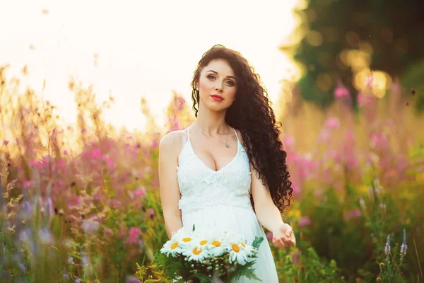 Mulher bonita em flores roxas ao ar livre — Fotografia de Stock