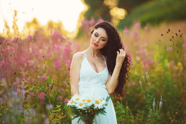 Belle jeune femme en fleurs violettes à l'extérieur — Photo