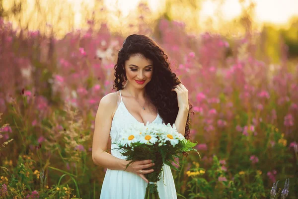 라벤더 들판의 아름다운 소녀 — 스톡 사진