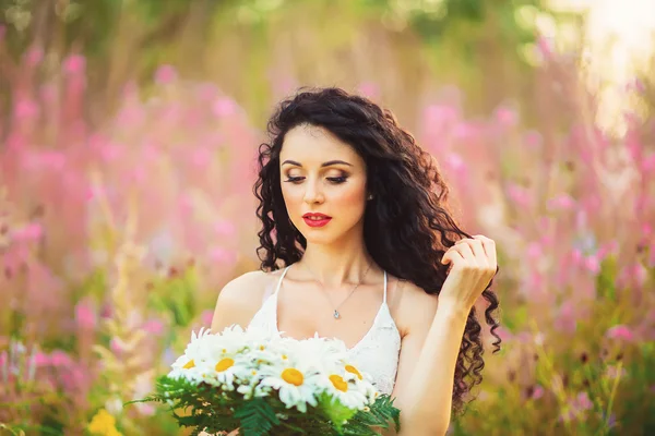 Belle fille sur le champ de lavande — Photo