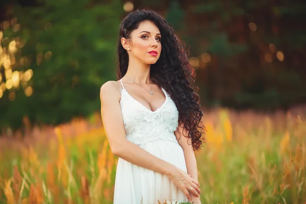 Menina bonita no campo, com cabelo preto longo — Fotografia de Stock