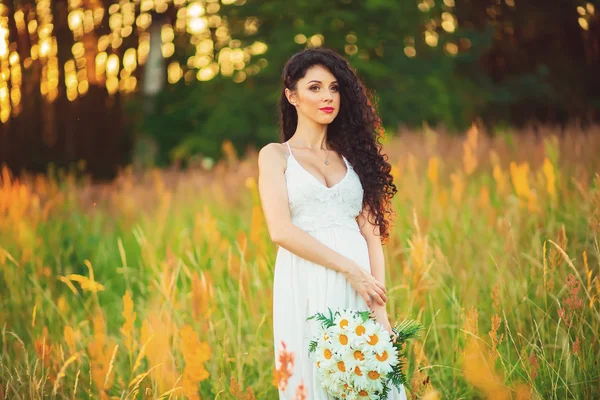 Hermosa mujer con hermoso ramo de pelo en las manos — Foto de Stock