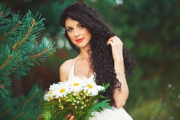 Menina bonita no campo, com cabelo preto longo — Fotografia de Stock