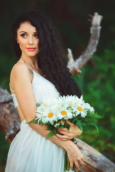 Piękna dziewczyna w białej sukni bukiet w ręku, piękne długie — Zdjęcie stockowe