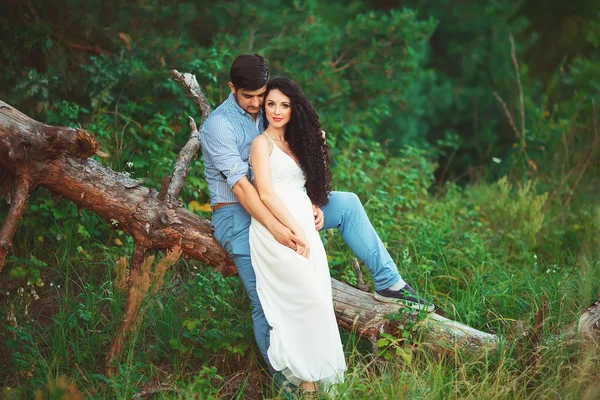 Feliz pareja embarazada en la naturaleza — Foto de Stock