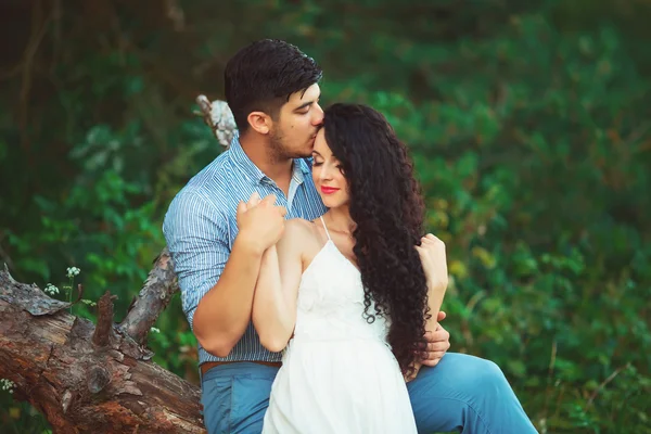 Paar in liefde wandelen in het bos — Stockfoto