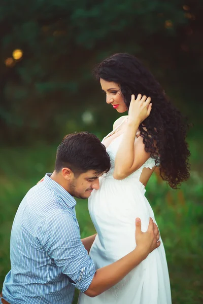 Feliz padre abrazando, mujer embarazada — Foto de Stock