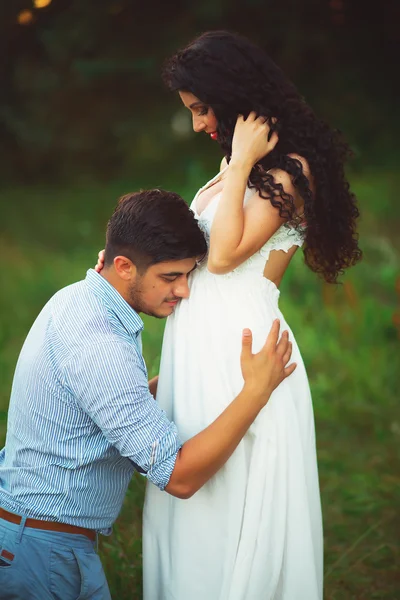 Feliz padre abrazando, mujer embarazada —  Fotos de Stock