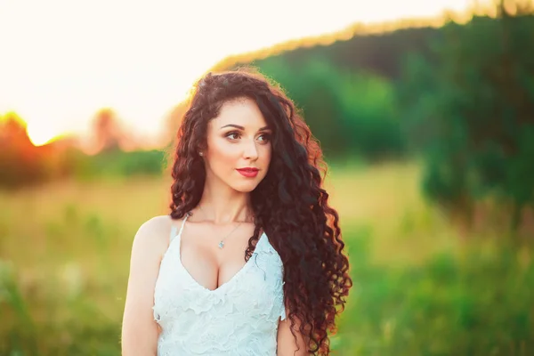 Retrato de menina bonita no campo — Fotografia de Stock