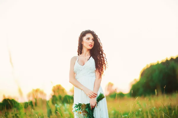 Retrato de menina bonita no campo — Fotografia de Stock