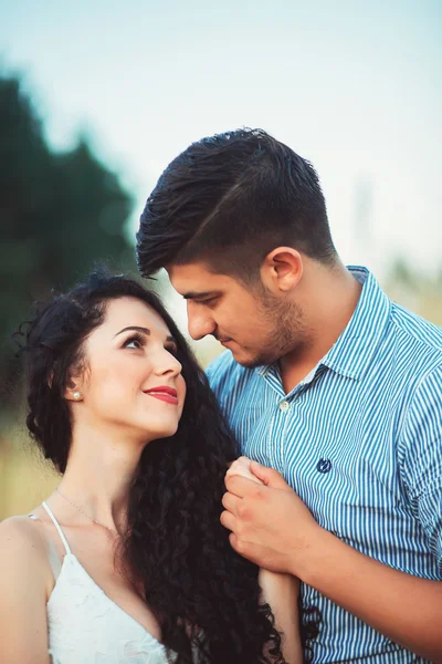 Paar verliefd buitenshuis in veld — Stockfoto