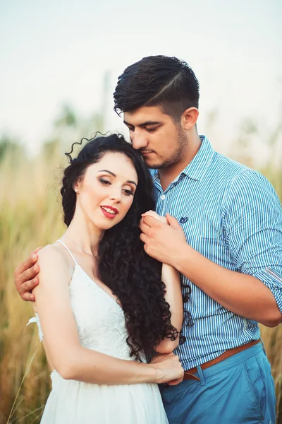 Couple en amour en plein air dans le domaine — Photo