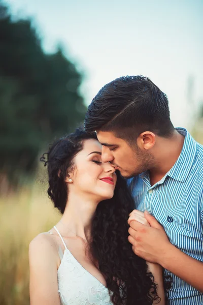 Casal apaixonado ao ar livre no campo — Fotografia de Stock