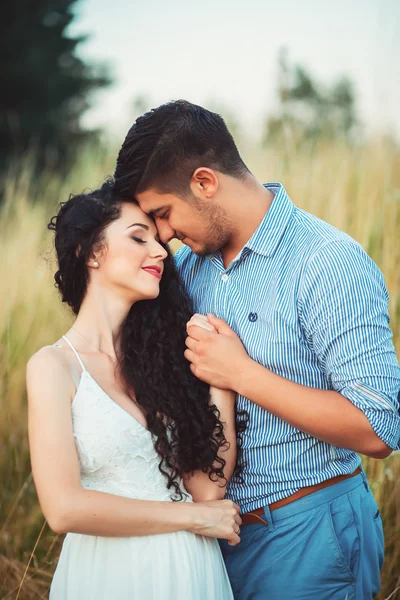 Pareja en el amor al aire libre en el campo —  Fotos de Stock