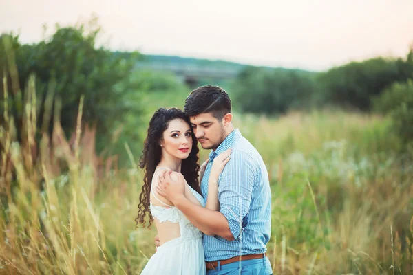 Par i kärlek utomhus i fältet — Stockfoto