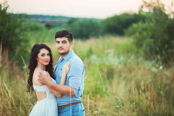 Couple en amour en plein air dans le domaine — Photo