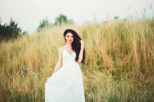 Uma mulher feliz no campo de primavera. Menina jovem relaxar ao ar livre. Liberdade — Fotografia de Stock