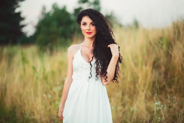 Peituda bela menina em um campo em vestido branco tem beauti — Fotografia de Stock