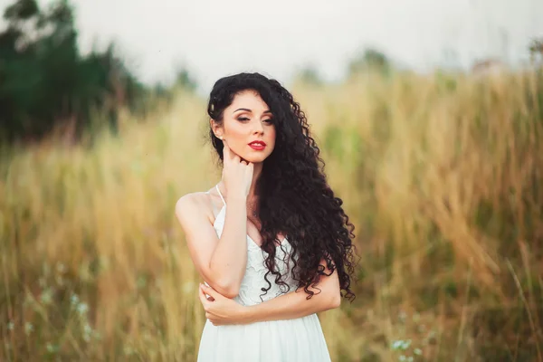 Bela jovem mulher com cabelo longo e bonito — Fotografia de Stock